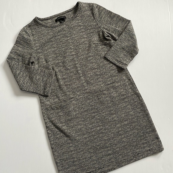 Tahari black, white & gray knit, 3/4 sleeve, shift dress.  Women’s size small - Picture 1 of 10
